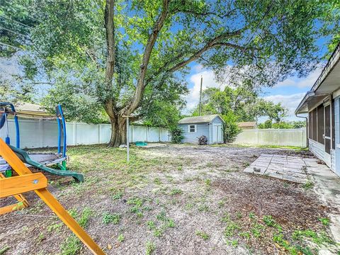 A home in LAKELAND