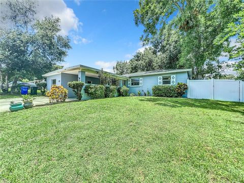 A home in LAKELAND