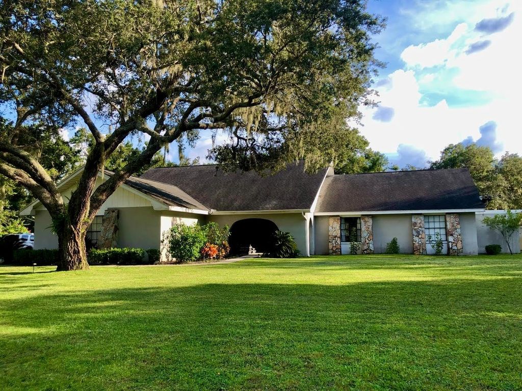 Photo of 805 Cottage Hill Way, Brandon, FL 33511 (MLS # TB8426986)