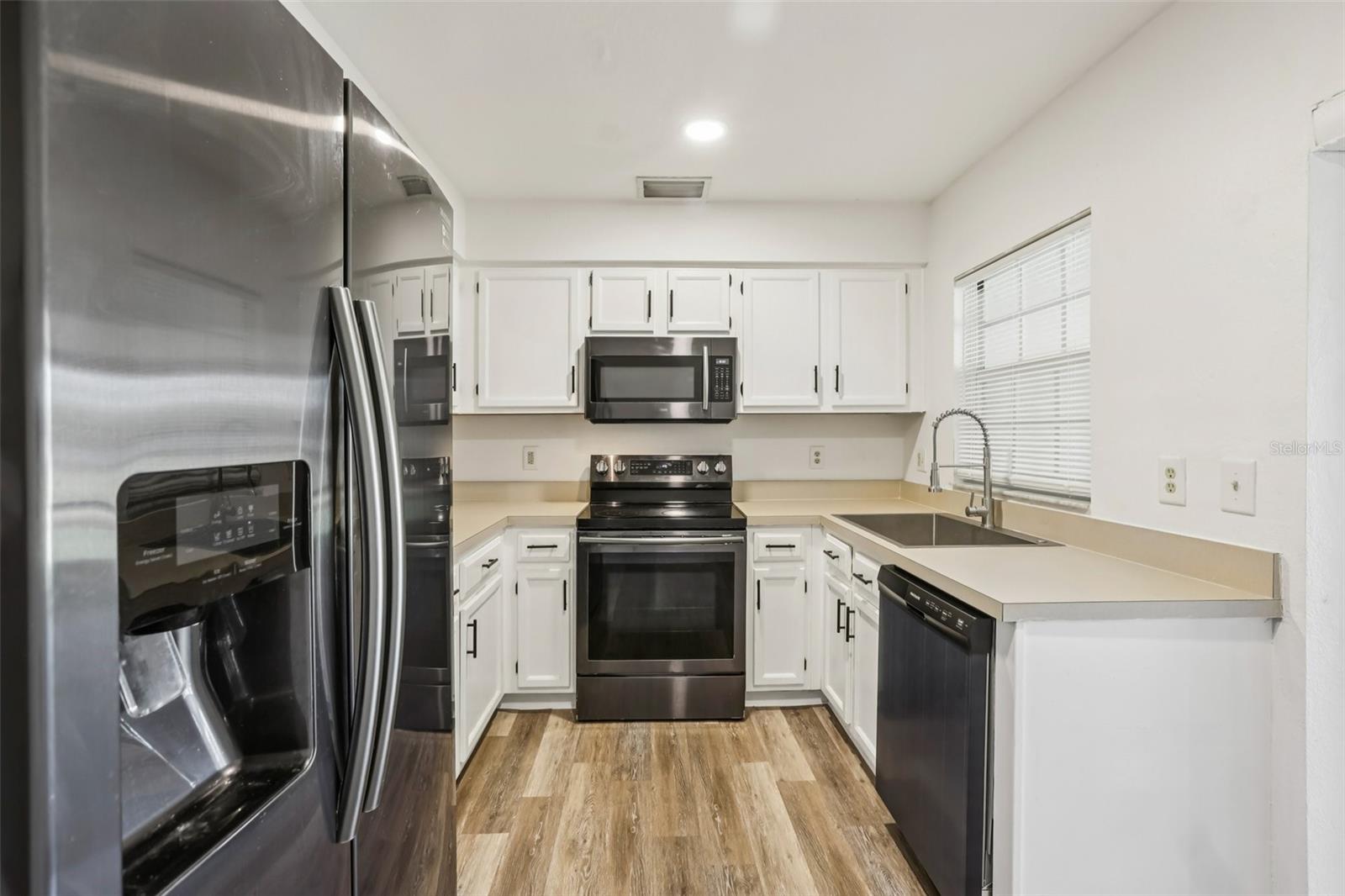 THE TWNHMS AT KENSINGTON - Residential