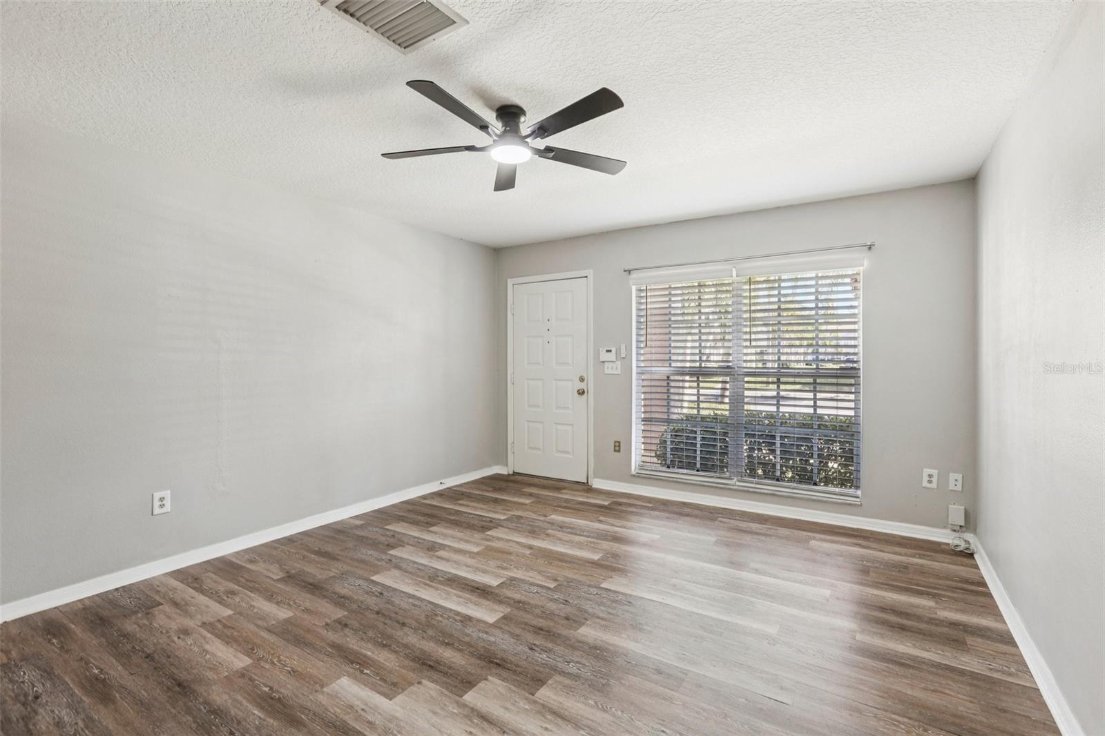 THE TWNHMS AT KENSINGTON - Residential