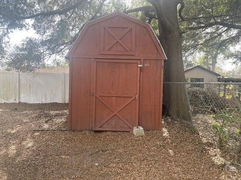 A home in LAKELAND