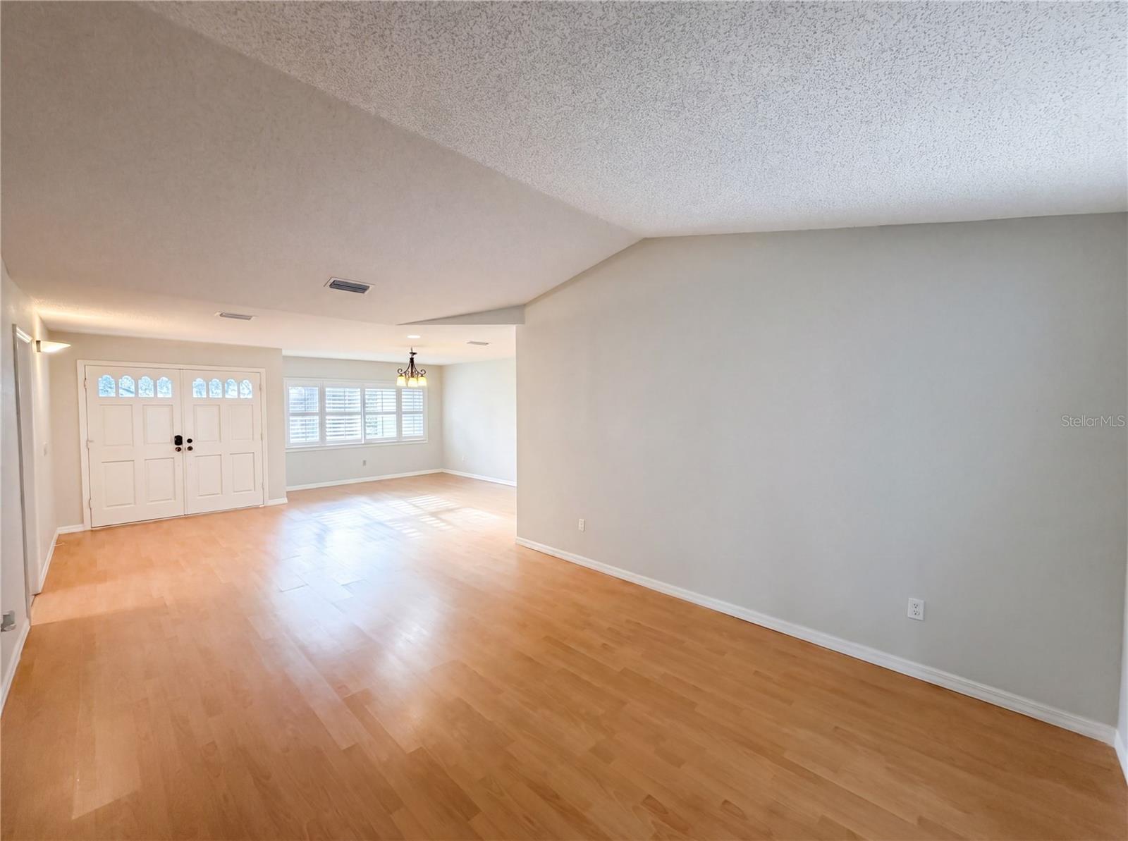 1015 KNOLLWOOD COURT