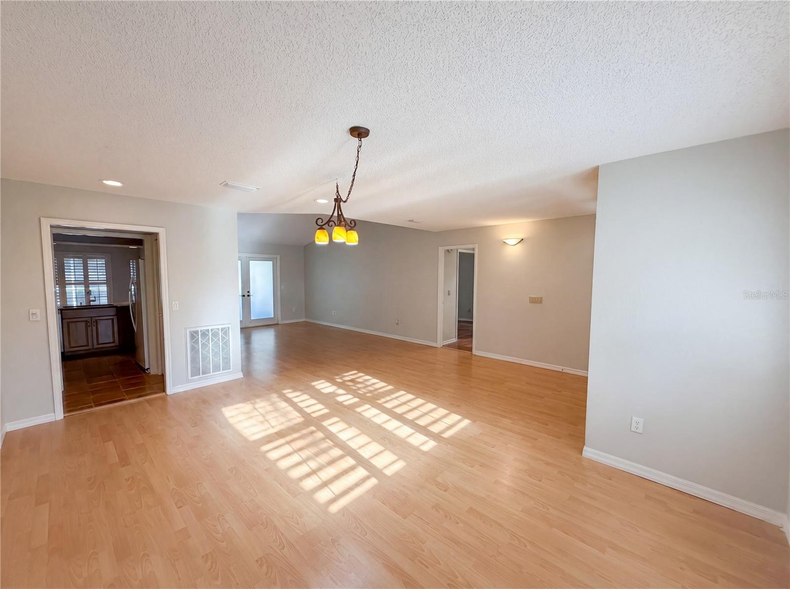 1015 KNOLLWOOD COURT