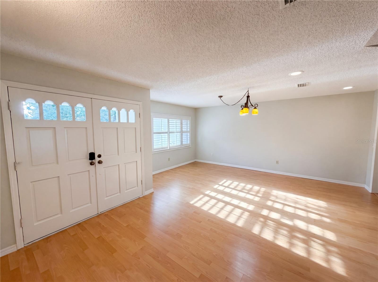 1015 KNOLLWOOD COURT