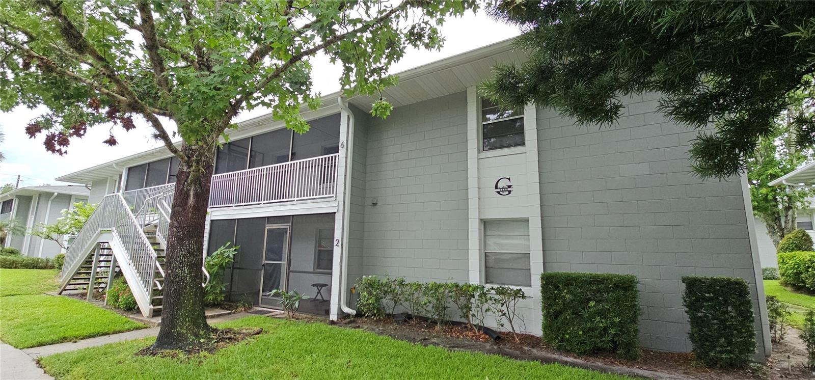 2 Bedroom 2 Bath in Sandlewood Villas! AVAILABLE JUNE 16th! Remodeled 2nd floor unit with solid wood cabinets, granite countertops, updated vanities, newer appliances (Range, Dishwasher, Microwave). Updated light fixtures, newer ceiling fans, blinds, all tile flooring and a stackable washer and dryer in the kitchen. Other features are a walk-in closet, ceiling fans, separate dining room with mirrored wall and a screened front porch. No utilities included in rent. Tenant responsible for all utilities. HOA CAN TAKE UP TO 2 FULL WEEKS FOR APPROVAL.
The community is small and quiet and conveniently located to the 417, shopping, dining, SSC and other schools. It offers a community pool to the residences.
EQUAL HOUSING OPPORTUNITY