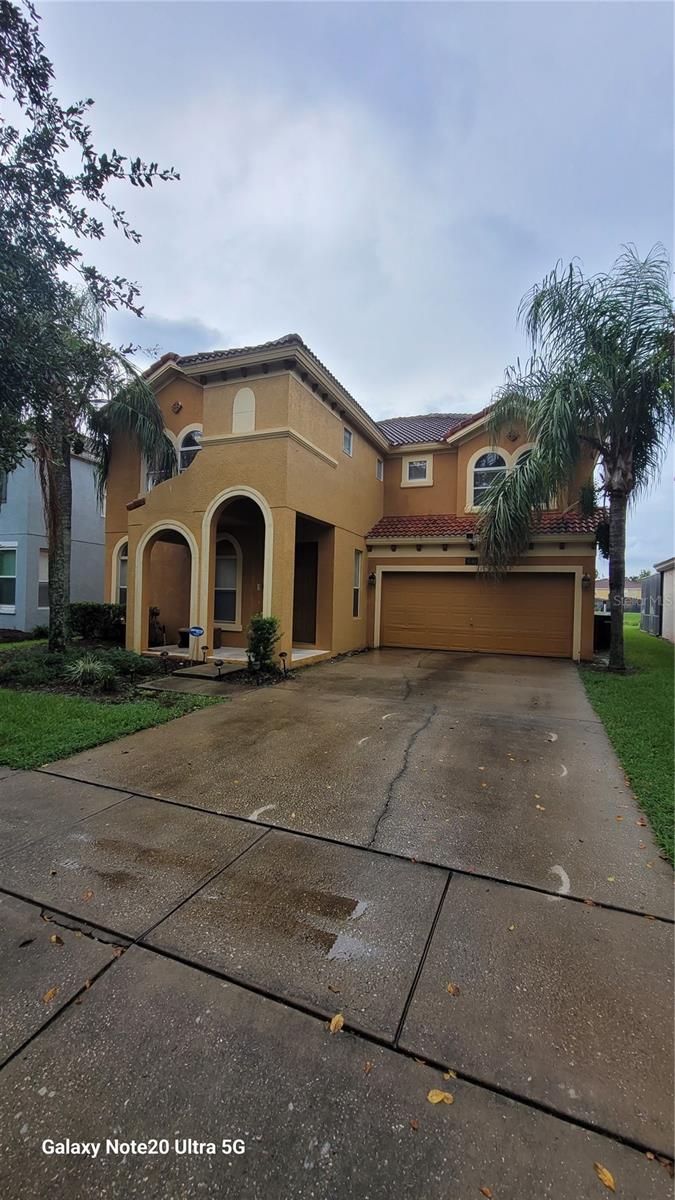 6 Bed 5.5 Bath luxury pool home. Available for 12 month lease with option to be furnished or unfurnished. Great location close to Disney and US-192. Lease criteria includes but not limited to; all applicants must have US SSN with credit score minimum +650, no bad rental or eviction history, no pets, no sub lease. Easy move in terms 1 month security and first month rent.