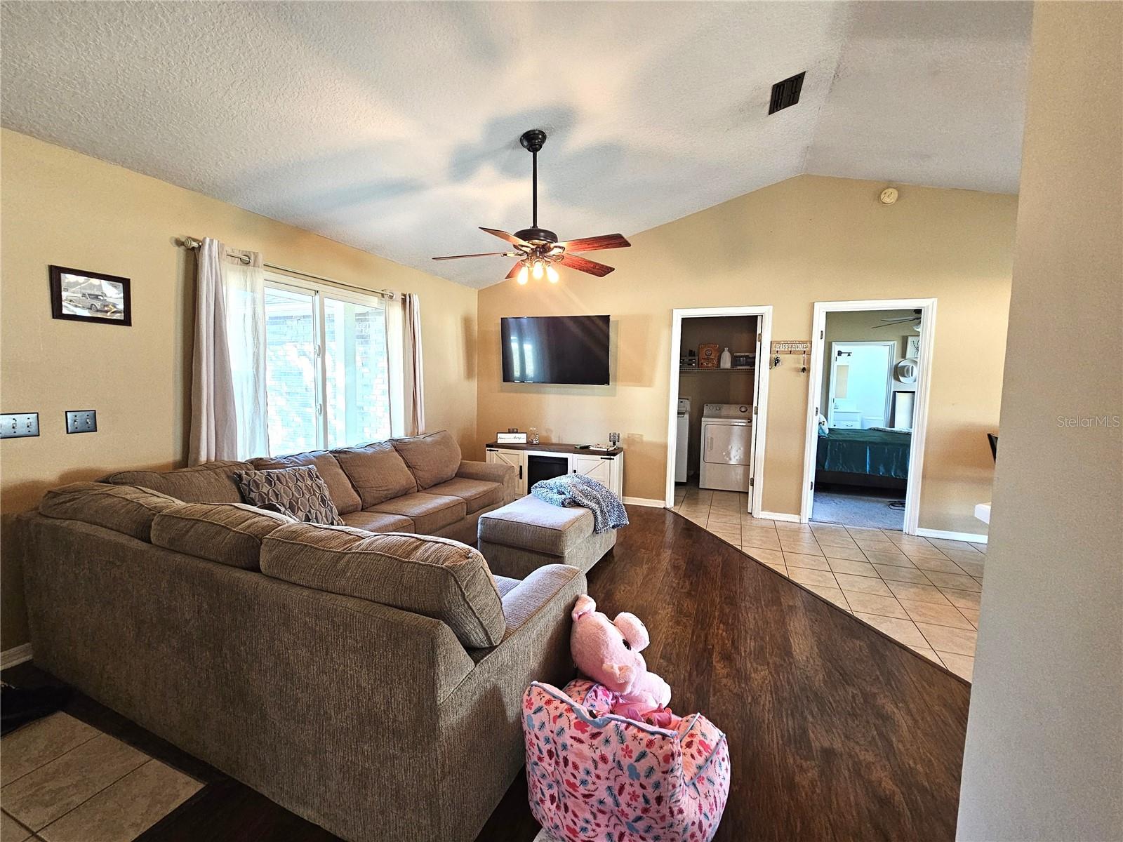 1387 HENSLEY DR