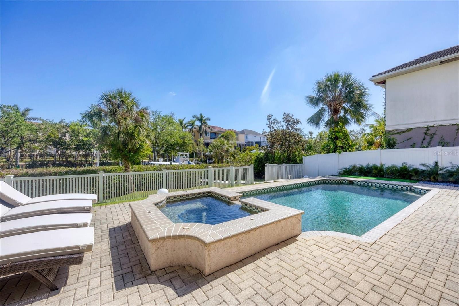 HAWKS HARBOR - Residential