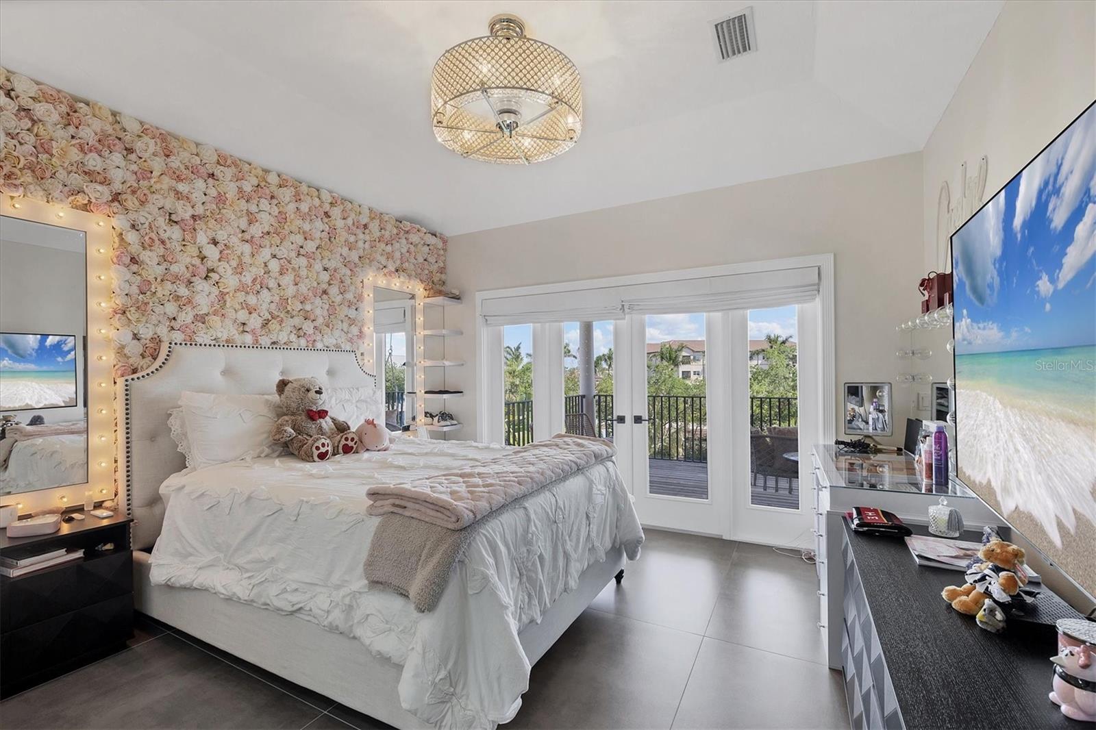 HAWKS HARBOR - Residential