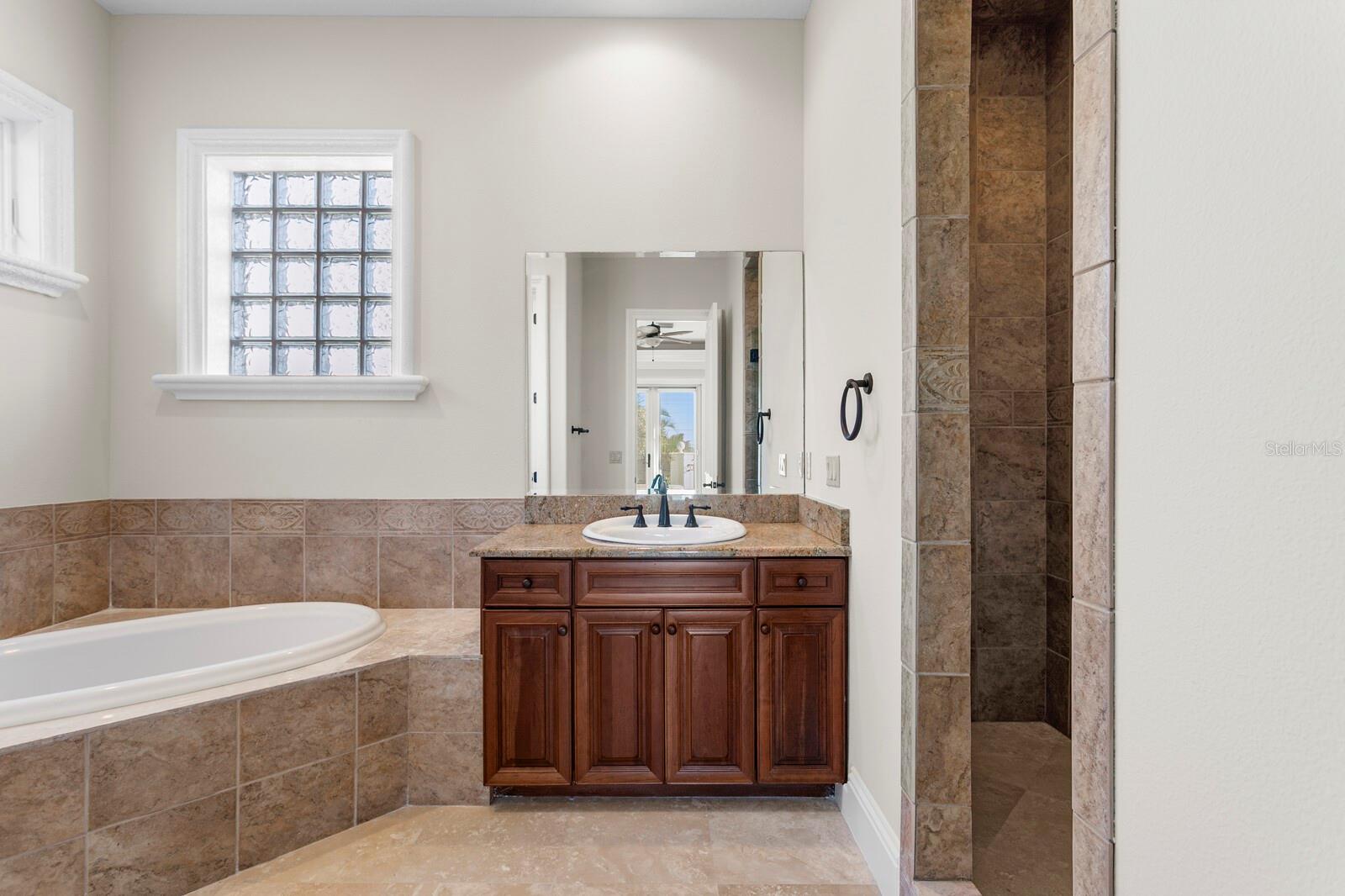 MUSTIQUE BAY - Residential