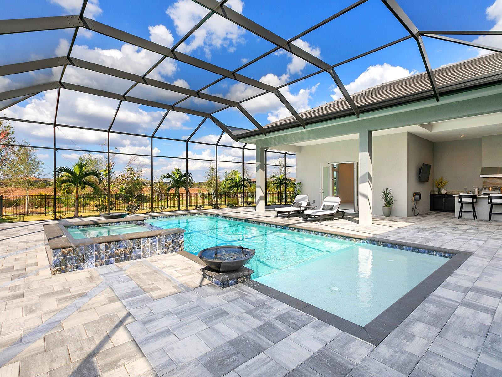 LAKE CLUB - Residential