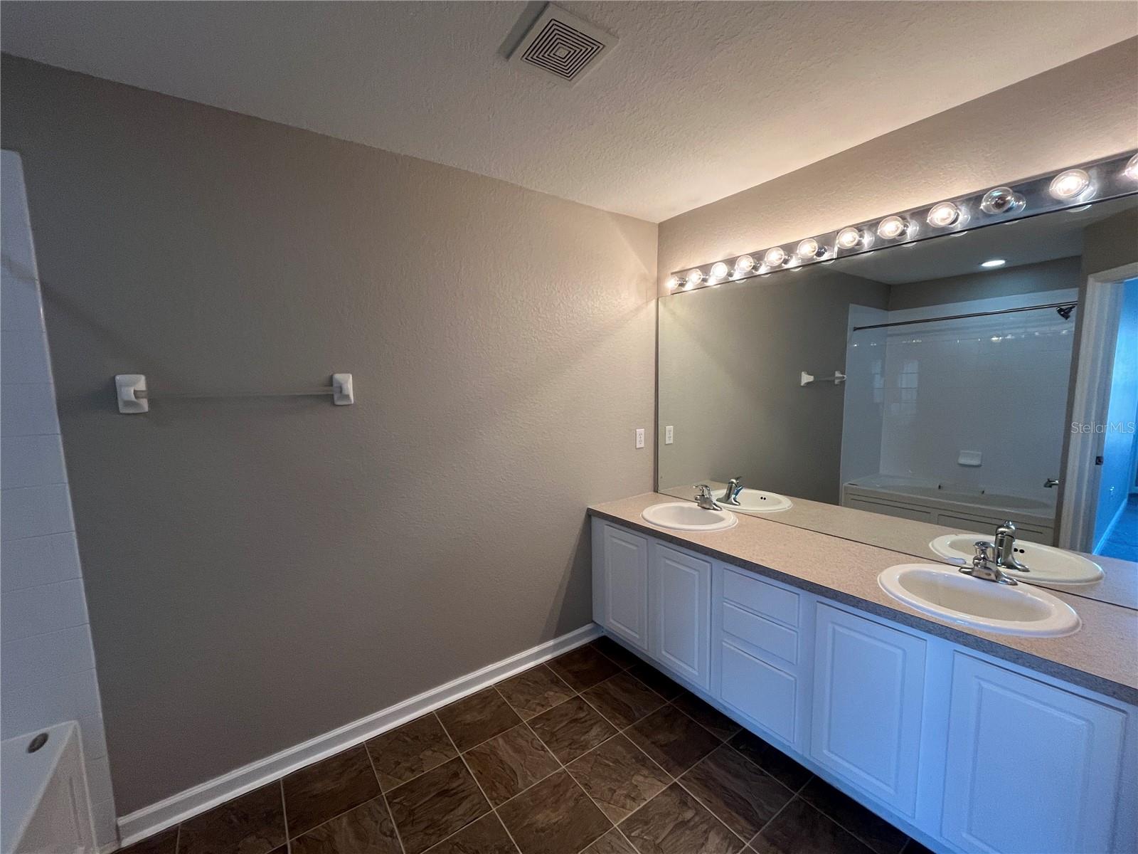 DUNWOODY COMMONS PH 2 - Residential Lease