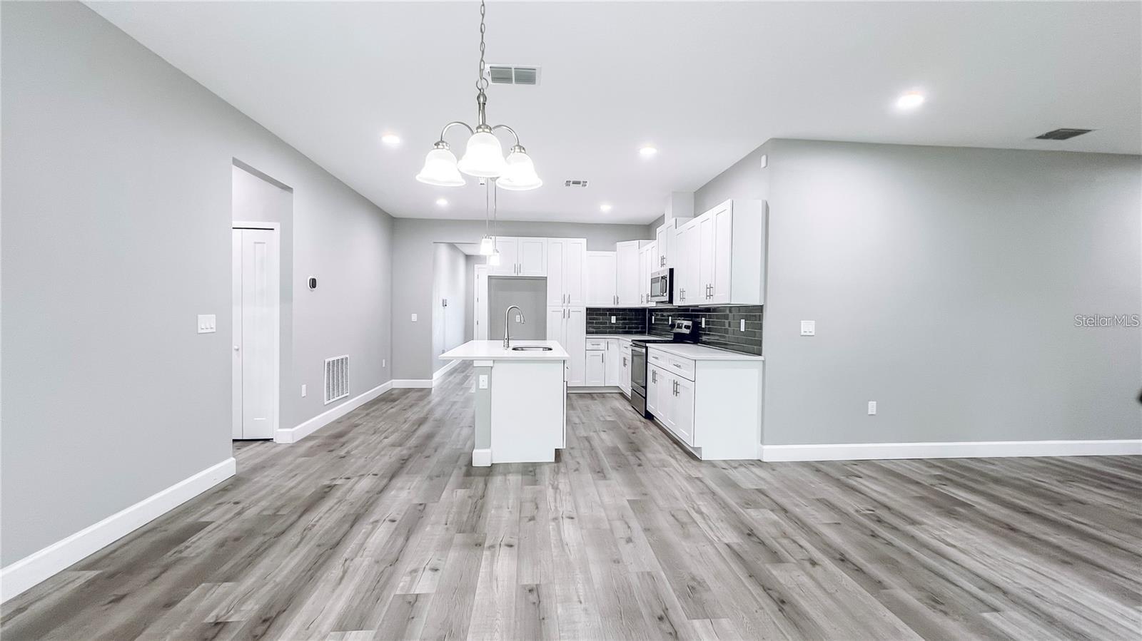 LAKE MENDELIN ESTATES - Residential Lease