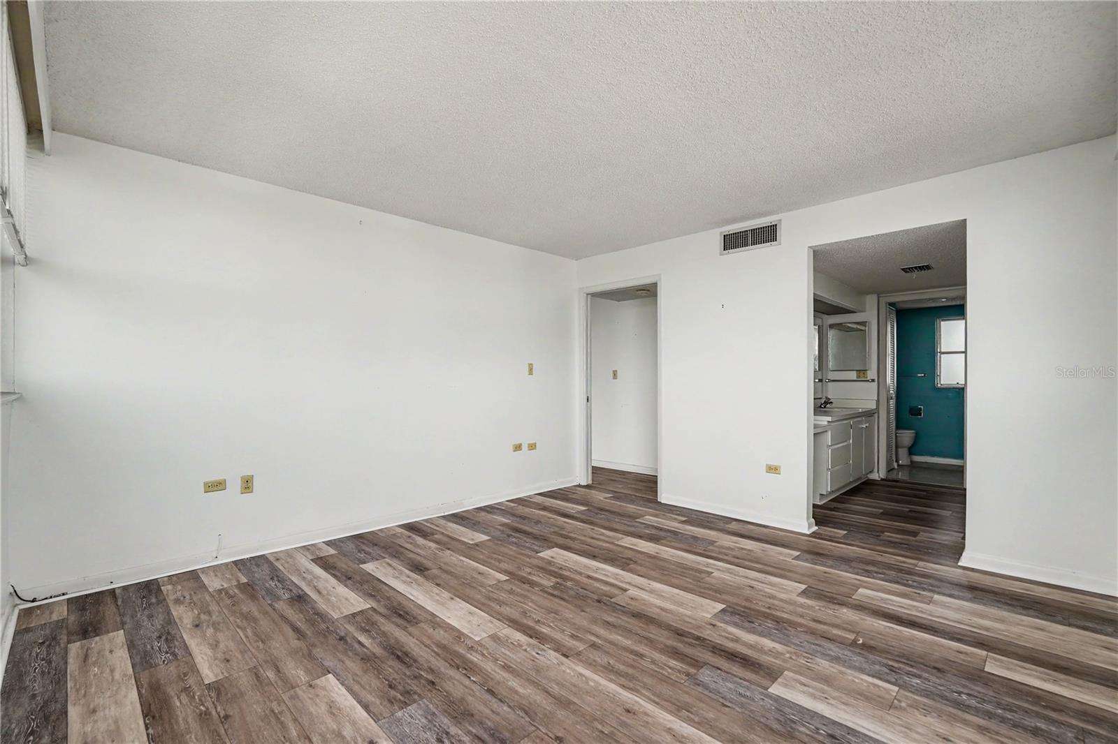 TREASURE ISLAND TENNIS & YACHT CLUB - Residential