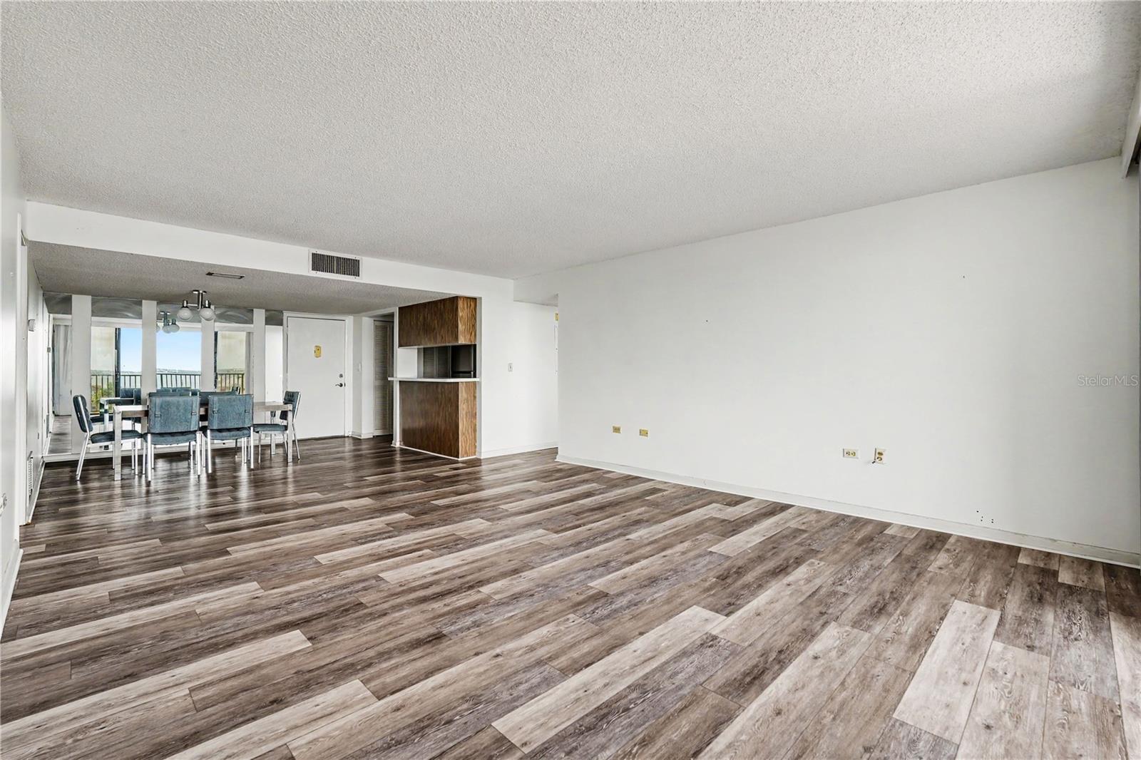 TREASURE ISLAND TENNIS & YACHT CLUB - Residential