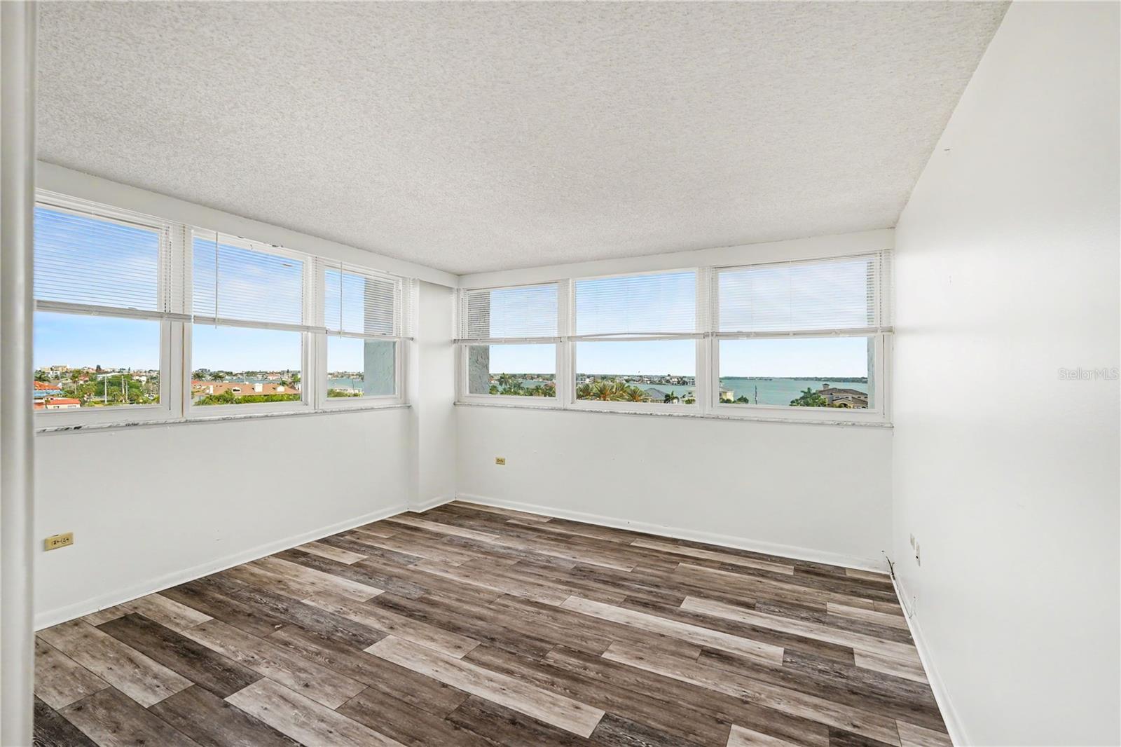 TREASURE ISLAND TENNIS & YACHT CLUB - Residential