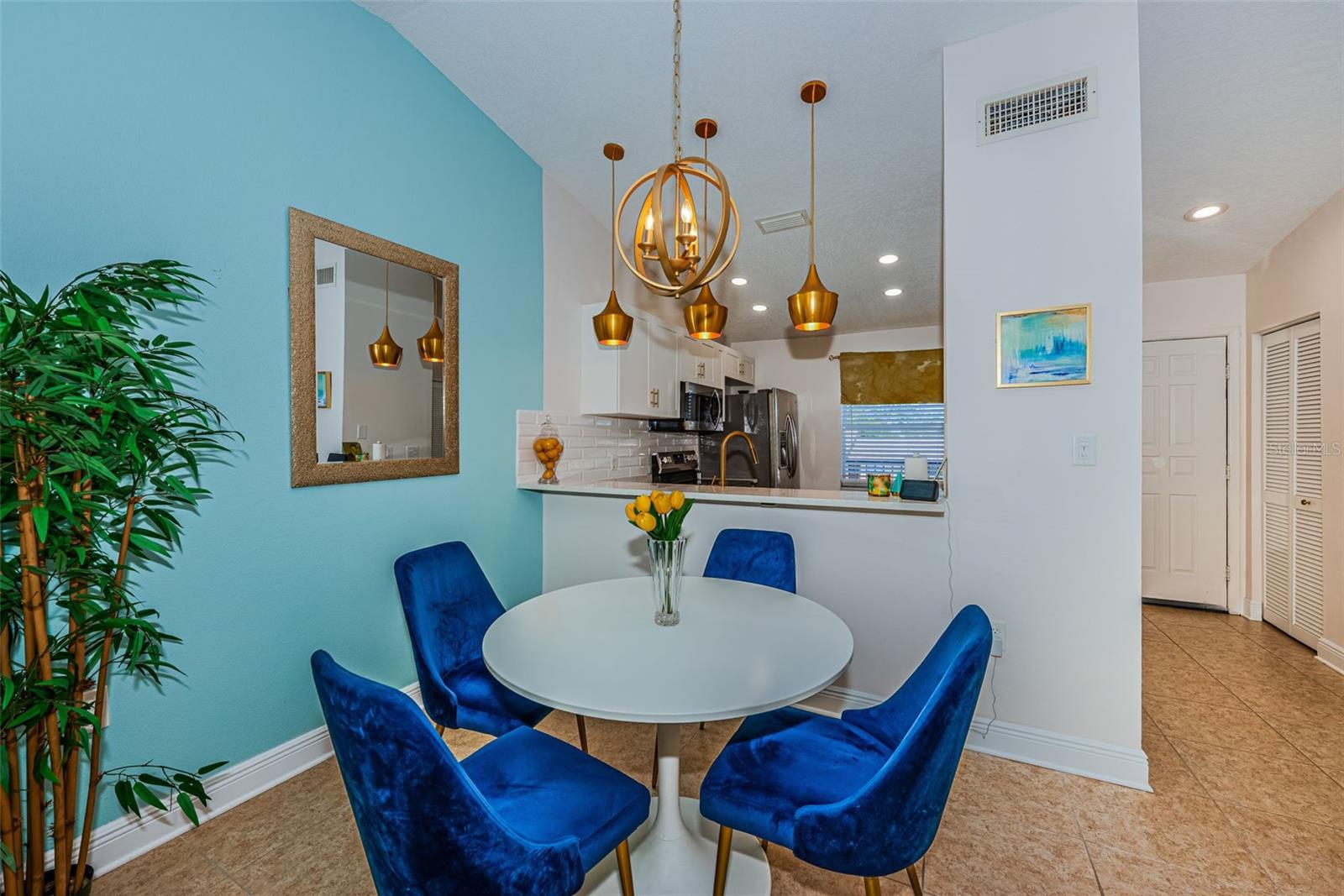 HOLIDAY LAKE VILLAS CONDO - Residential