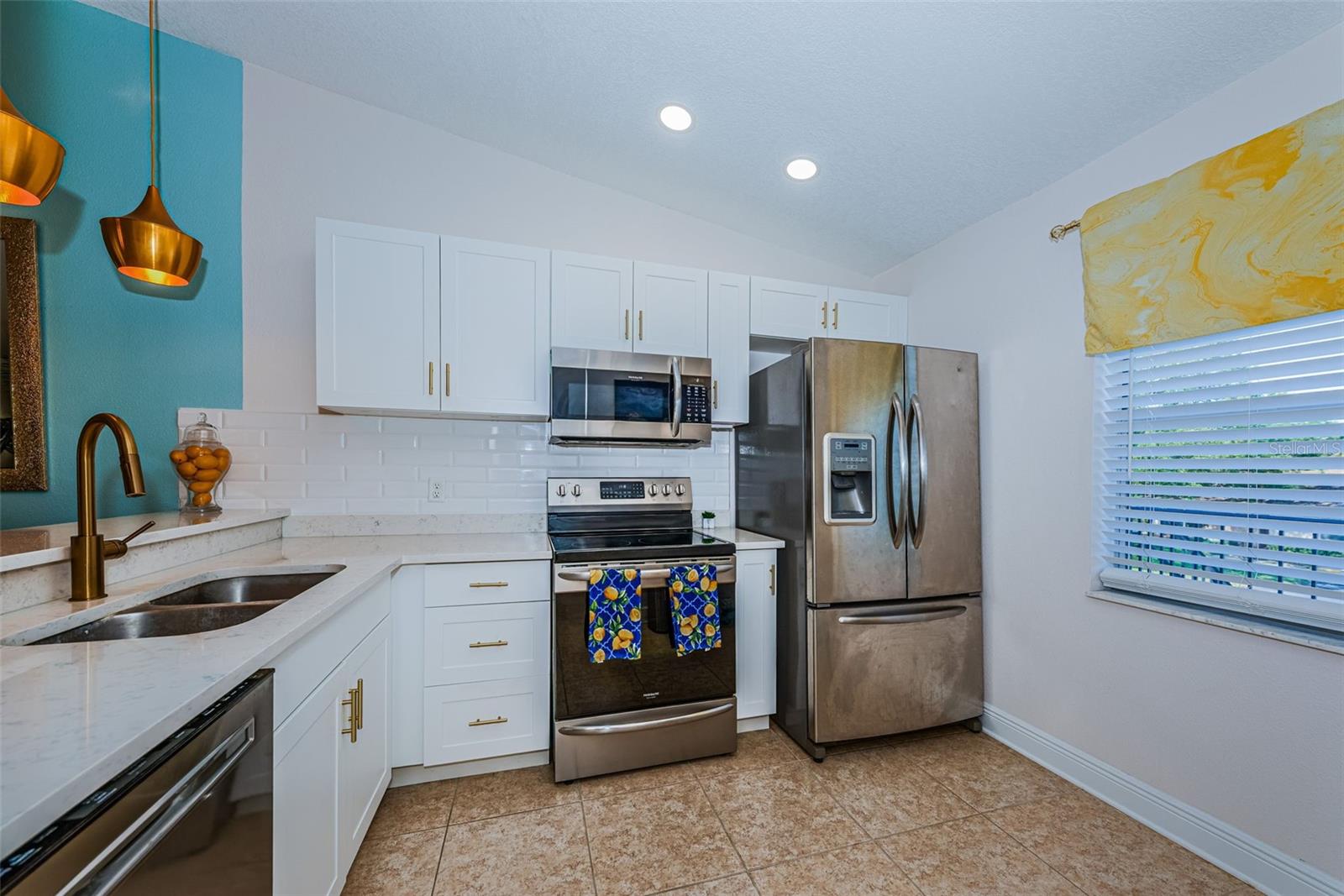 HOLIDAY LAKE VILLAS CONDO - Residential