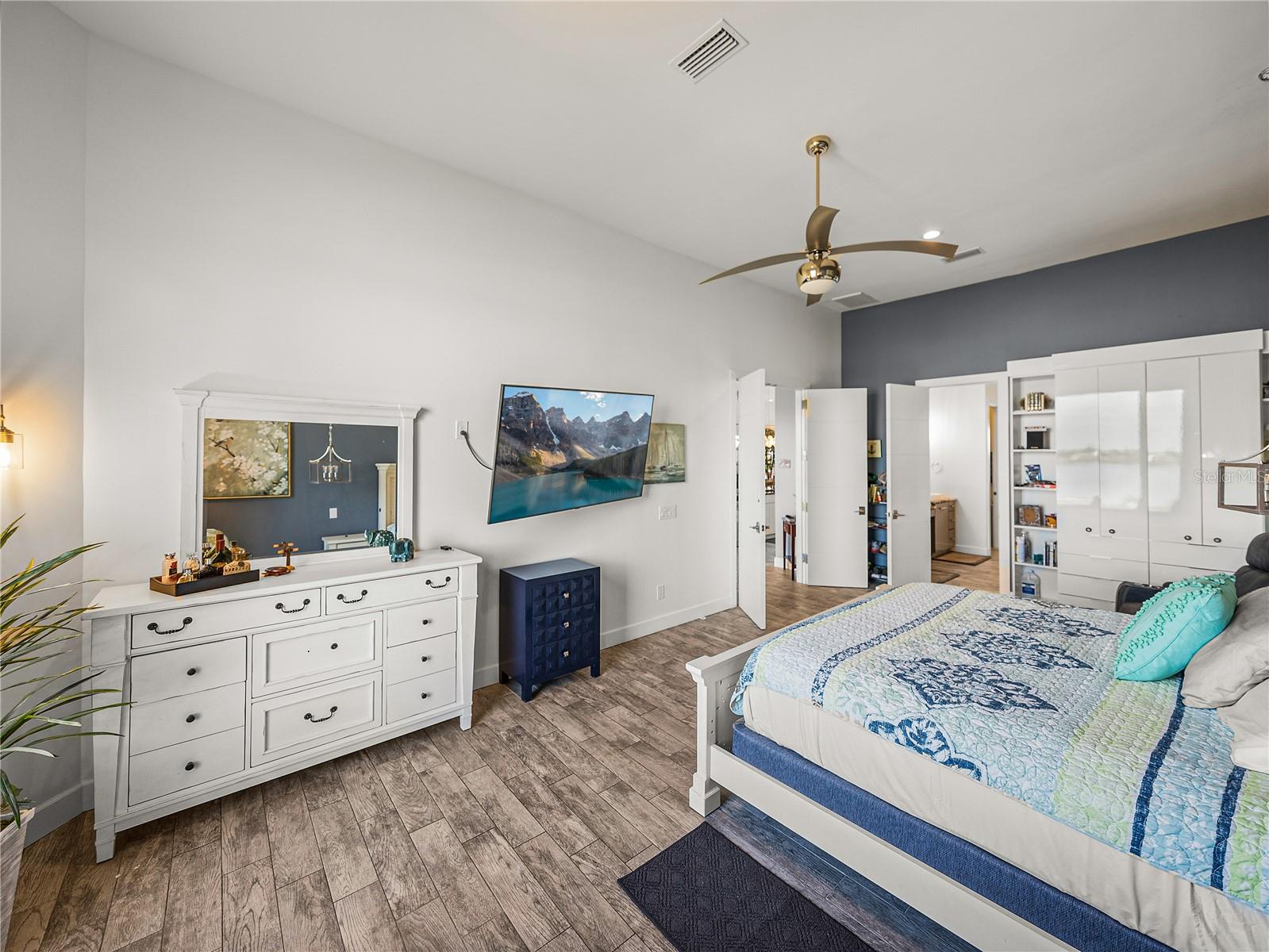 BAYFRONT MANOR - Residential