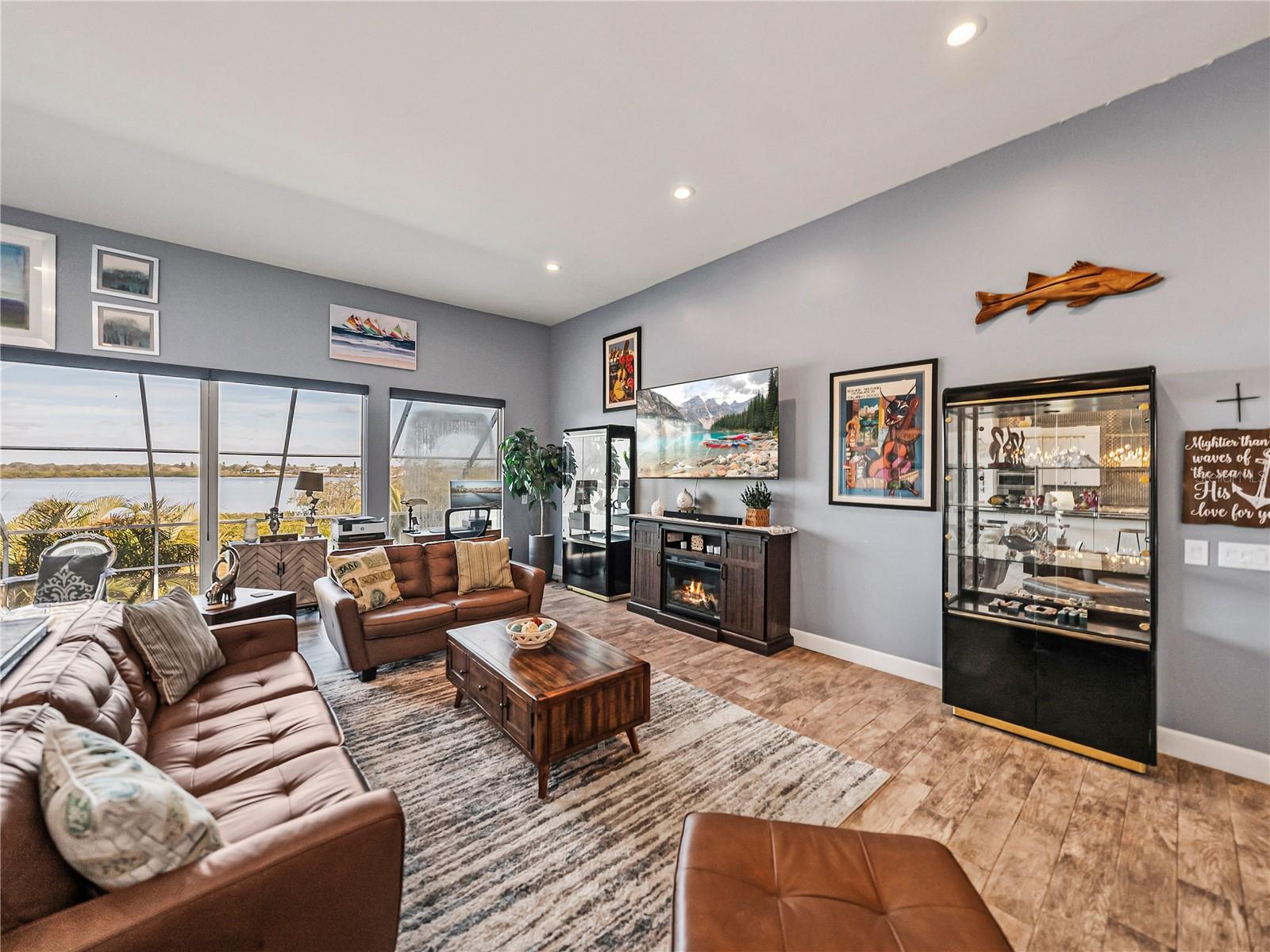BAYFRONT MANOR - Residential