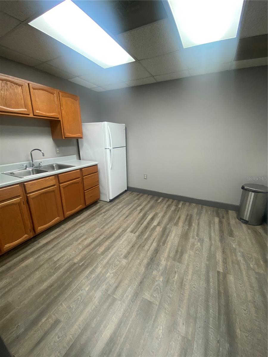 BROWNS SUB - Commercial Lease