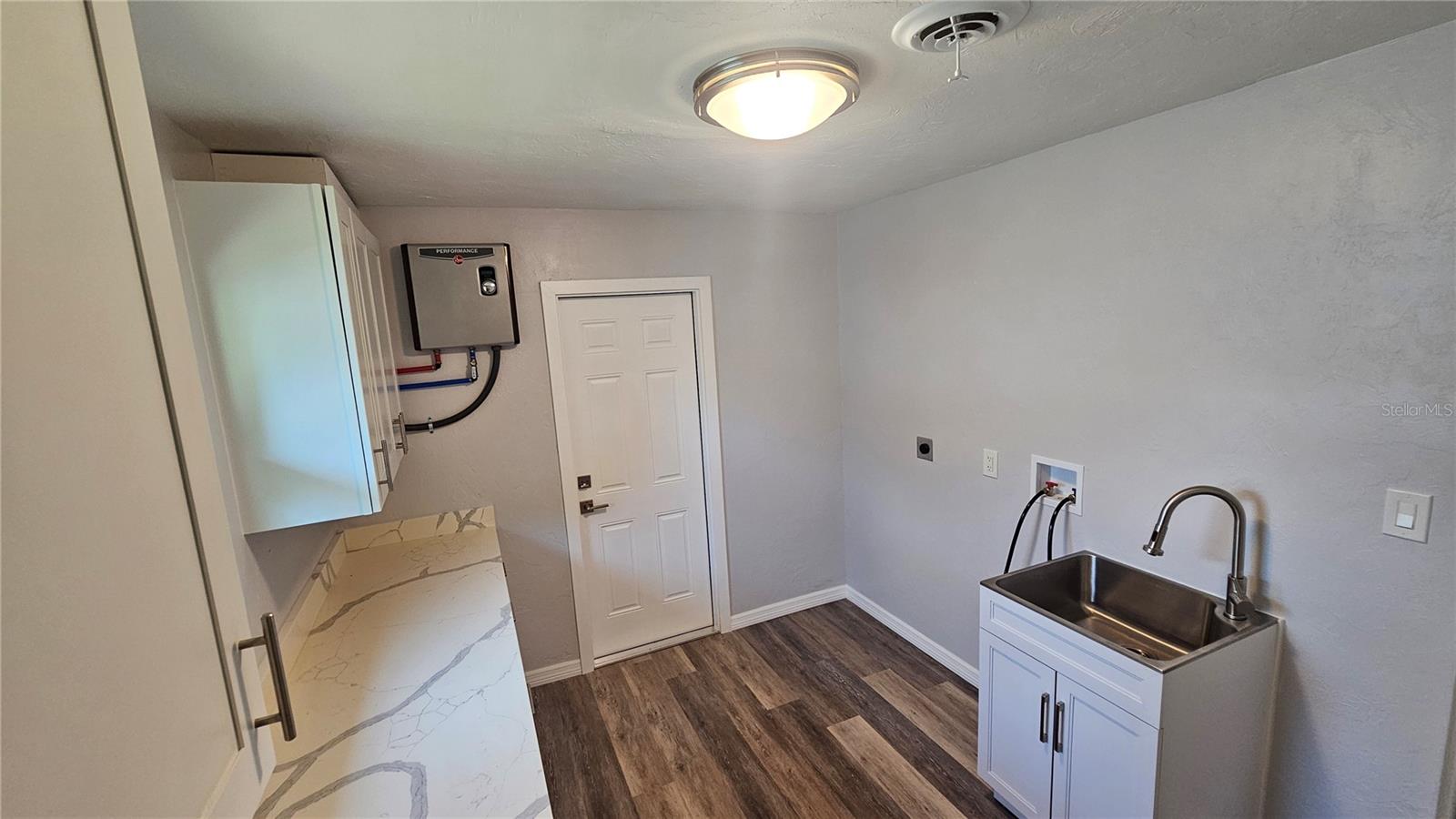 FRST LAKES COUNTRY CLUB ESTATES - Residential Lease