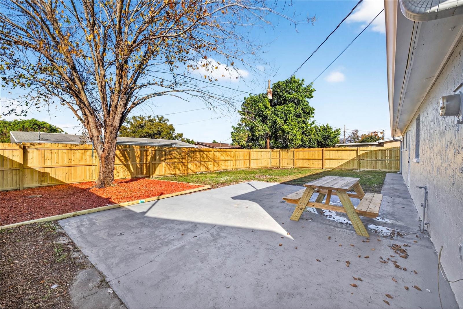 COLONIAL HILLS - Residential