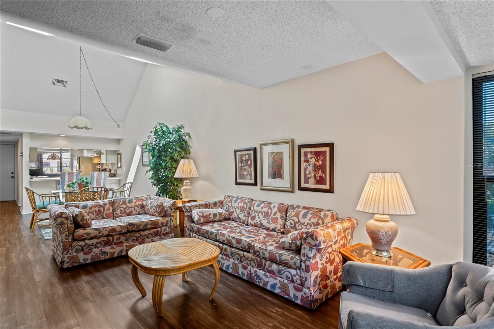 GOLF VIEW VILLAS CONDO 01 - Residential