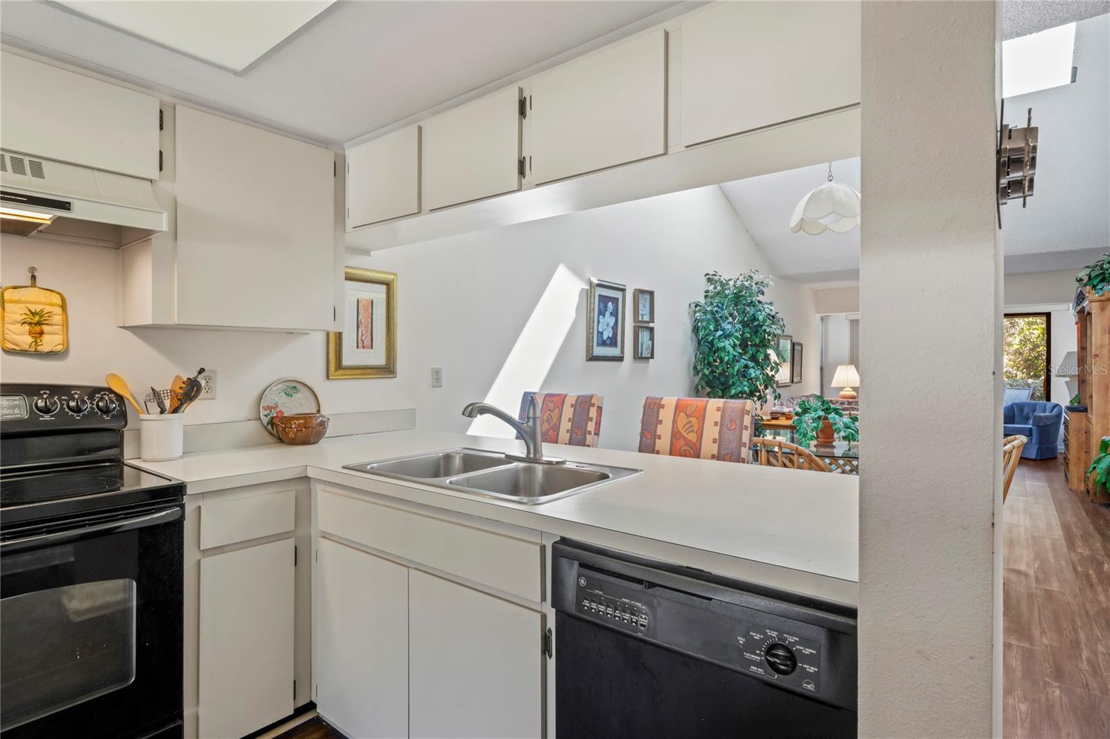 GOLF VIEW VILLAS CONDO 01 - Residential