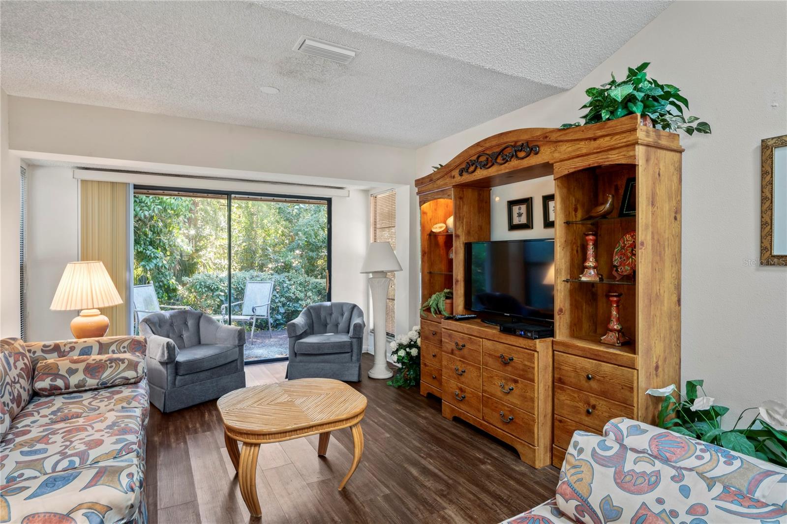 GOLF VIEW VILLAS CONDO 01 - Residential