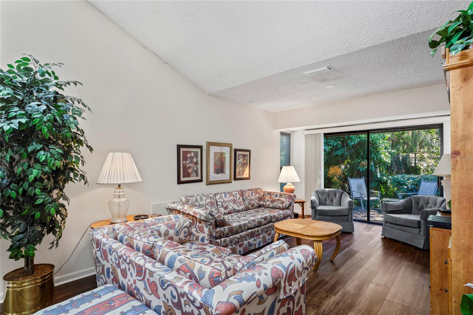 GOLF VIEW VILLAS CONDO 01 - Residential