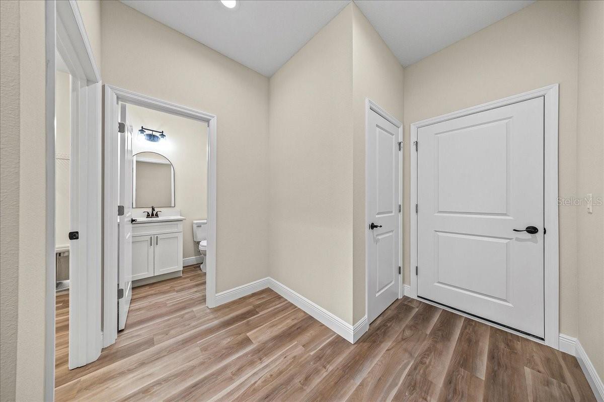 ROLLING HILLS - Residential