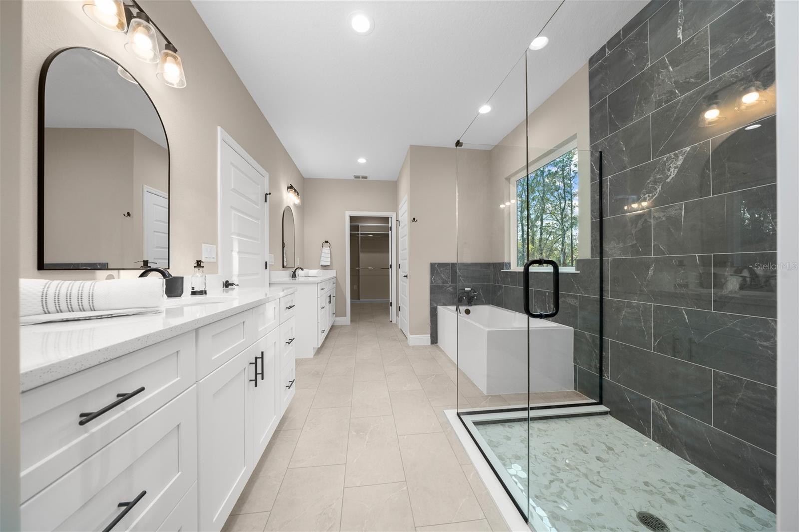 ROLLING HILLS - Residential