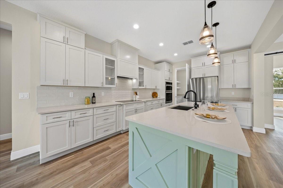 ROLLING HILLS - Residential