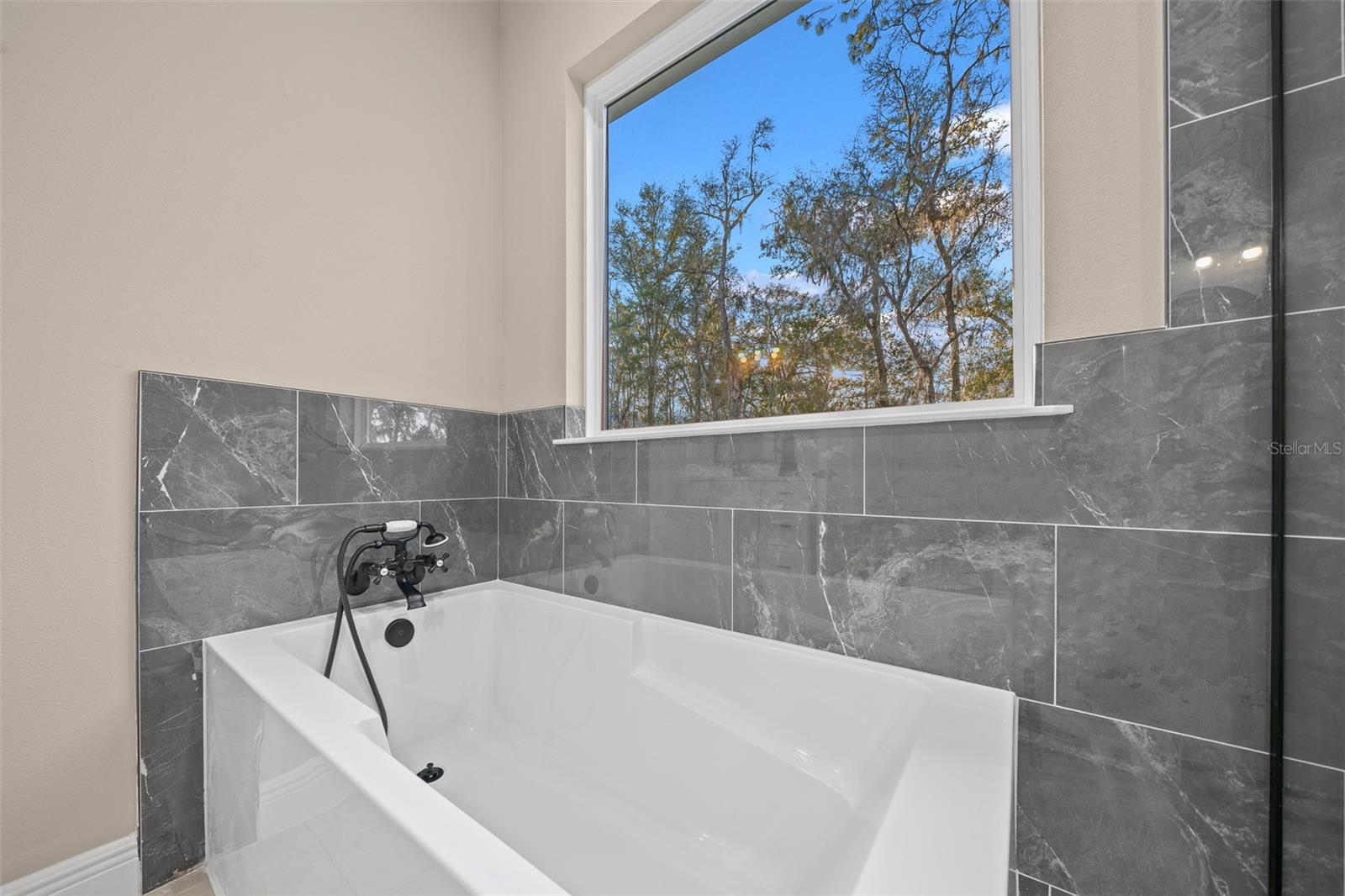 ROLLING HILLS - Residential