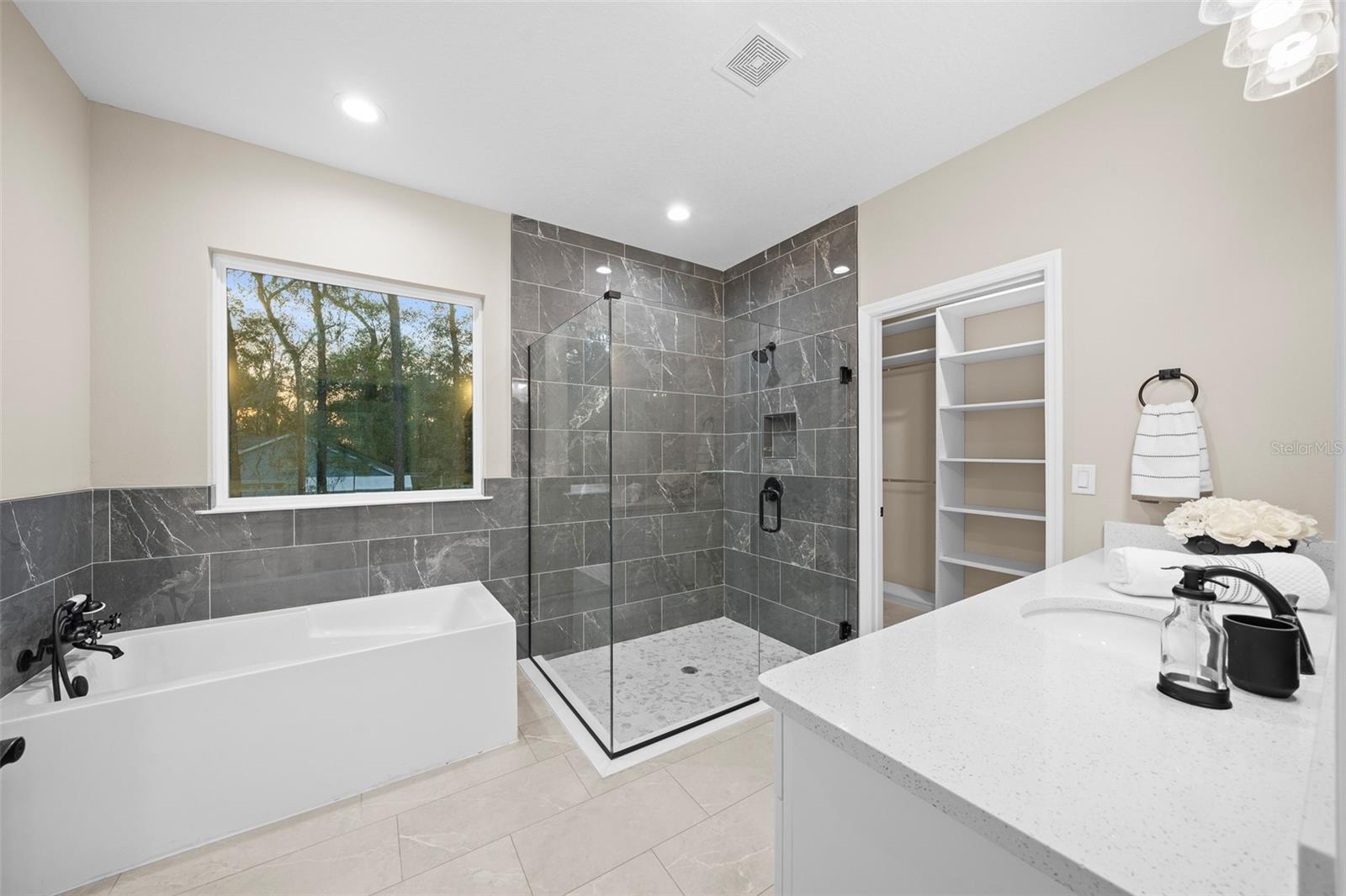 ROLLING HILLS - Residential