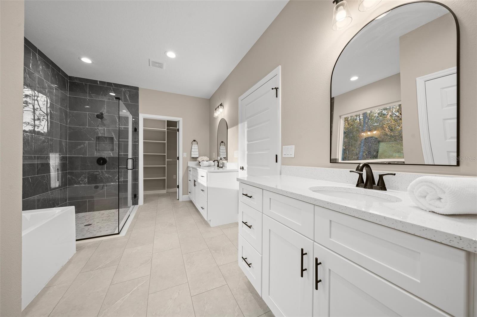 ROLLING HILLS - Residential