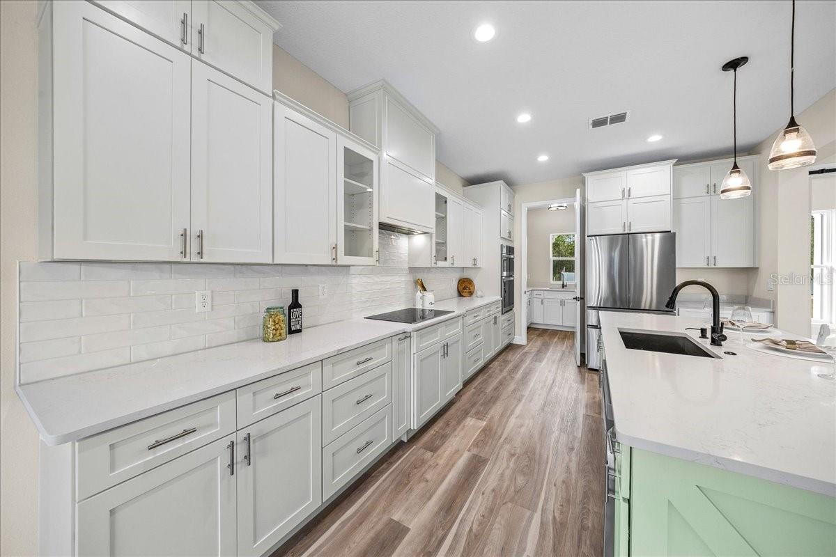 ROLLING HILLS - Residential