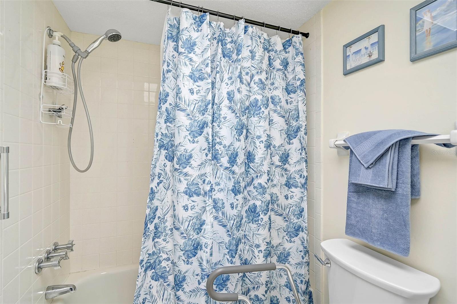 HOLIDAY APTS - Residential