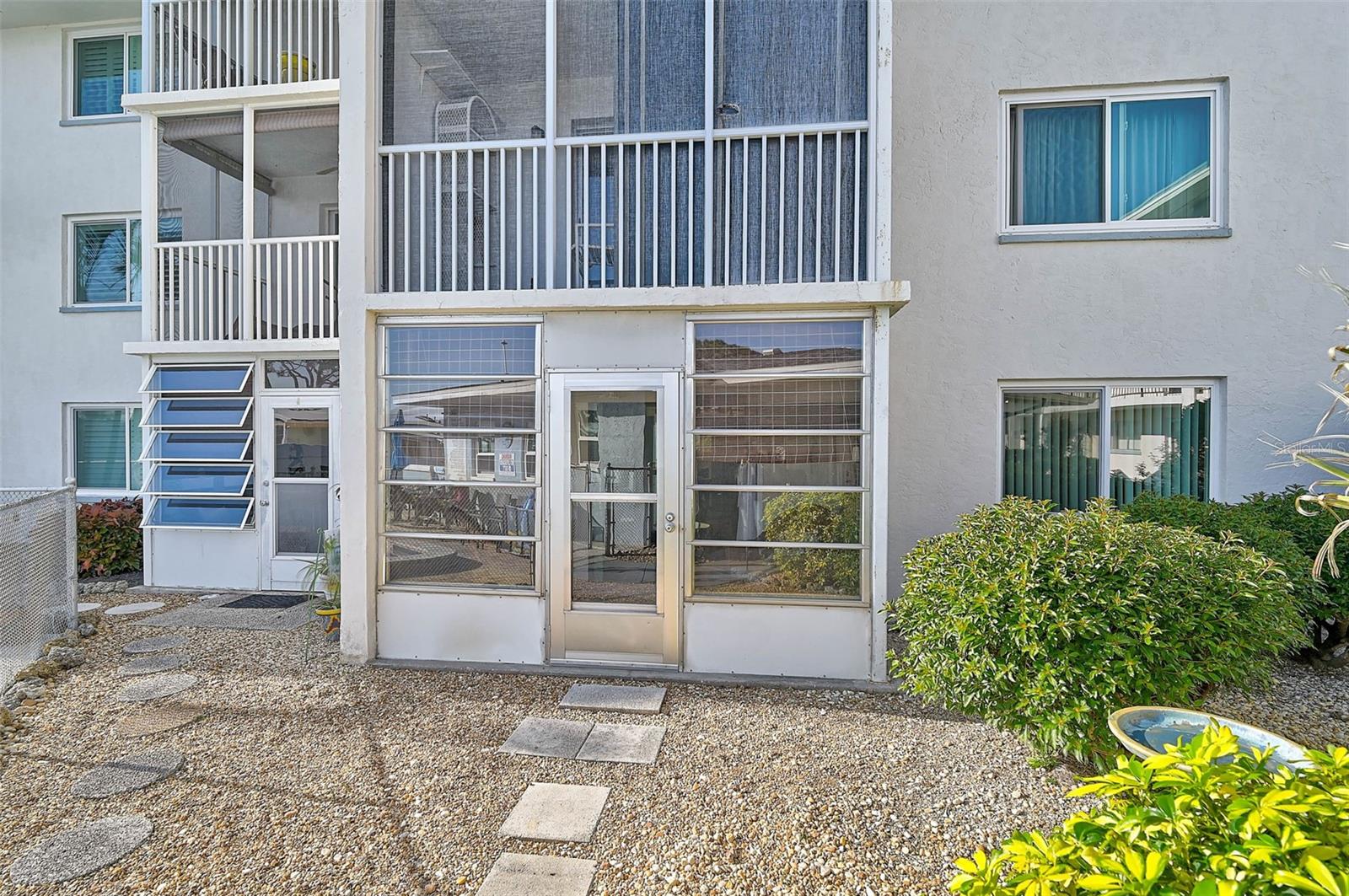 HOLIDAY APTS - Residential