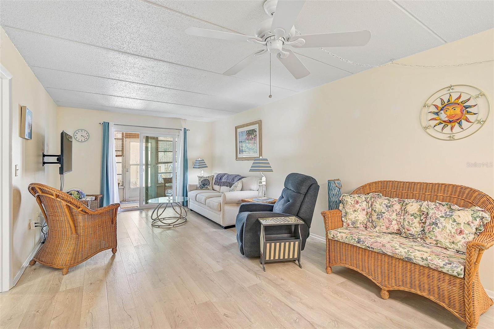 HOLIDAY APTS - Residential