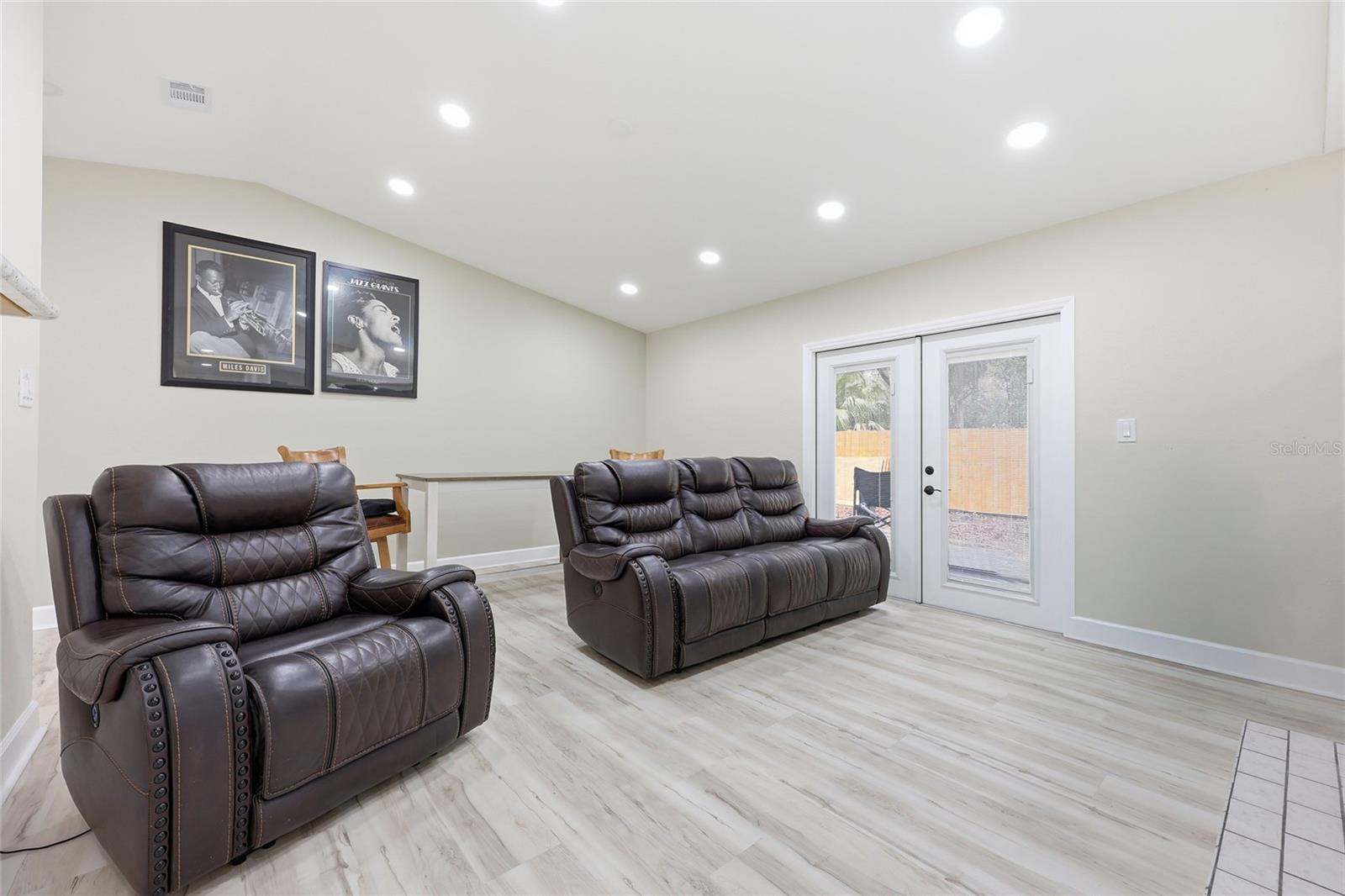 OAK MEADOWS - Residential