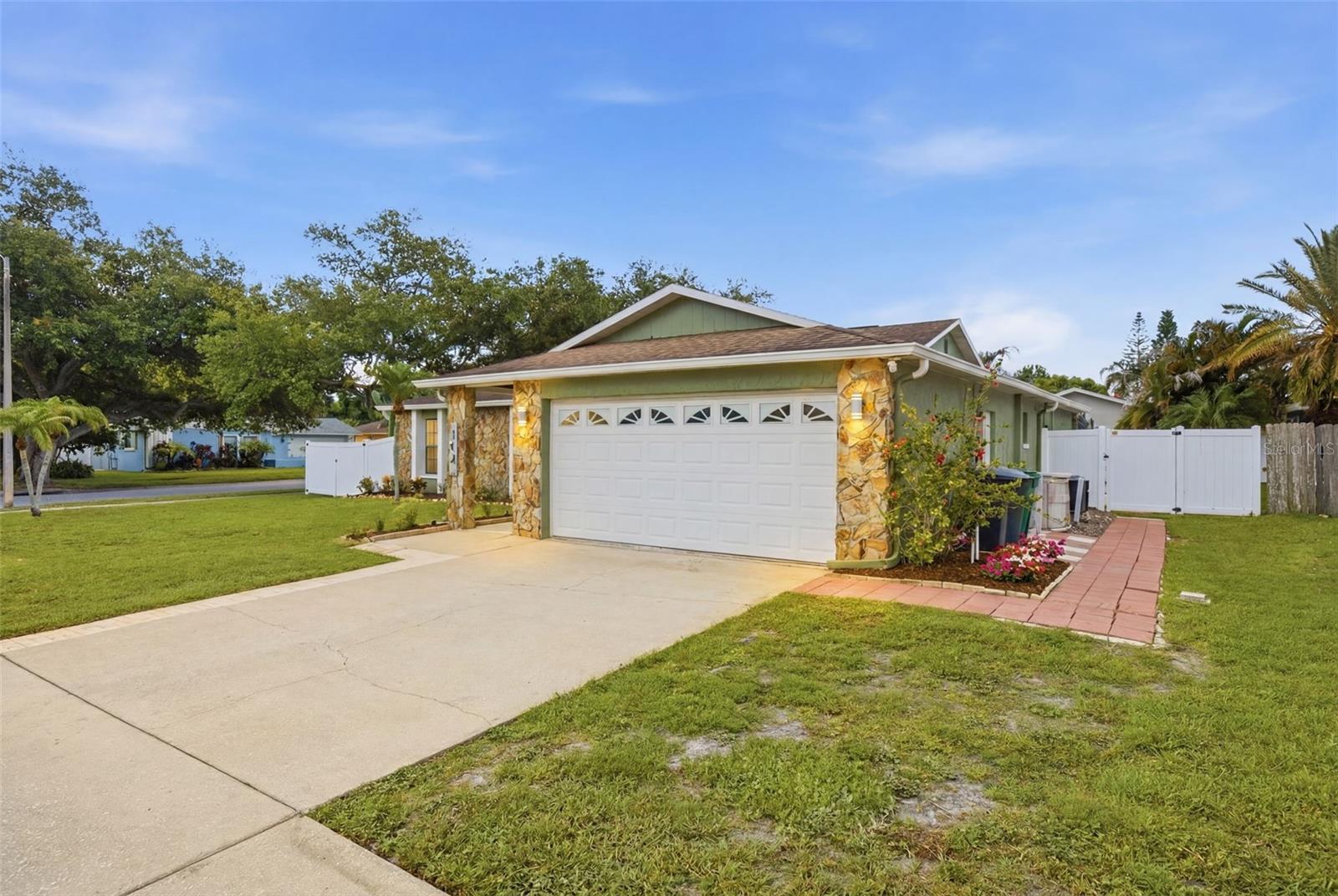 102 PEACOCK CIRCLE