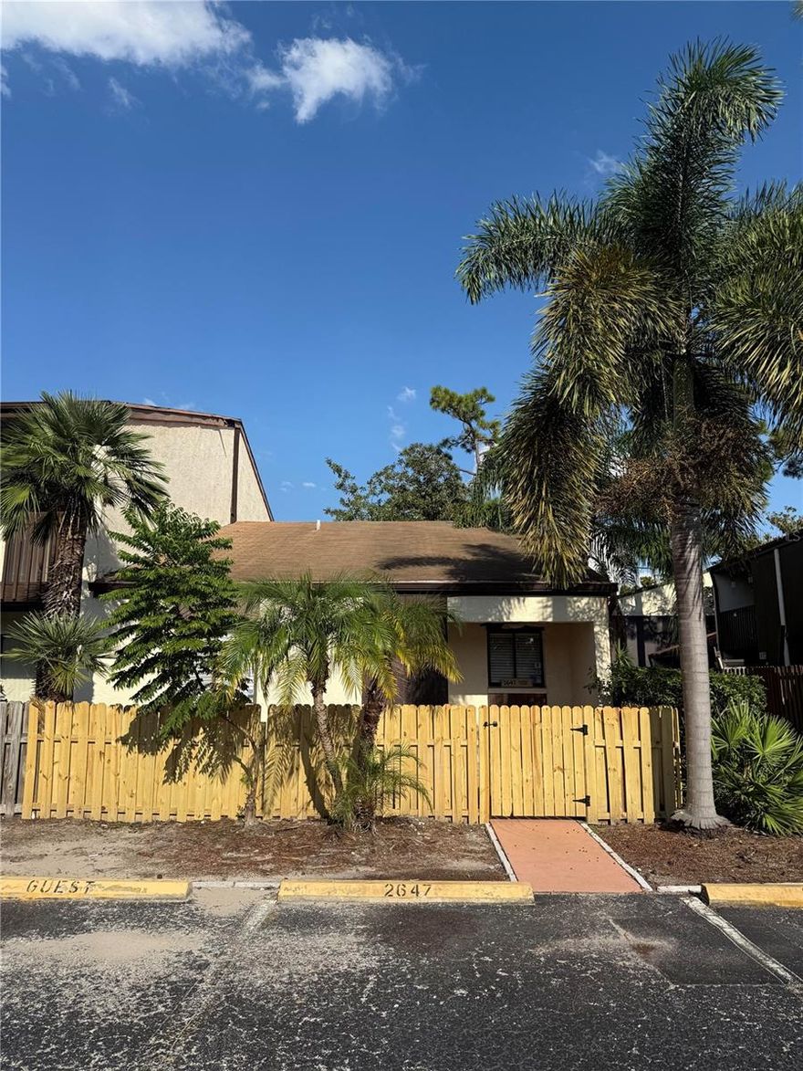 READY TO MOVE !!!!Beautiful property with 2 bedrooms and 2 bathrooms, excellent location, facing the main road, ceramic floors, granite kitchen and bathrooms, it has an enclosed backyard, stainless steel appliances.