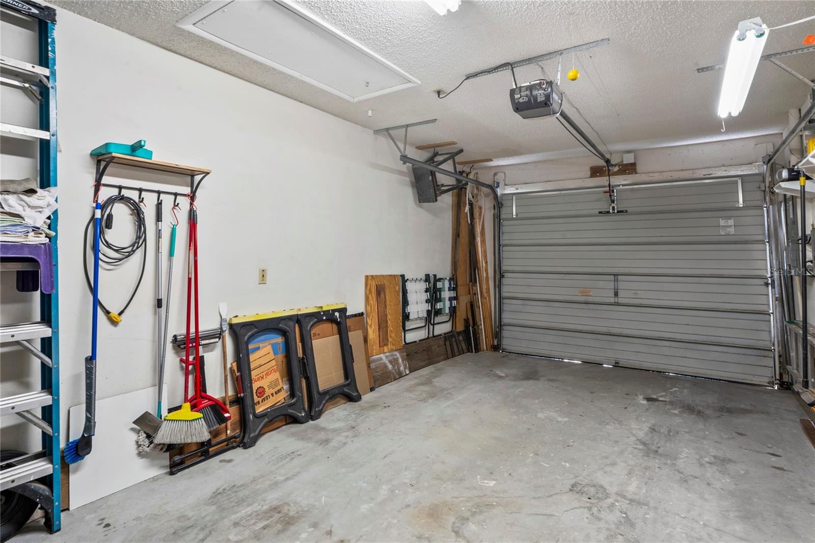 VOSS OAK LAKE ESTATE - Residential