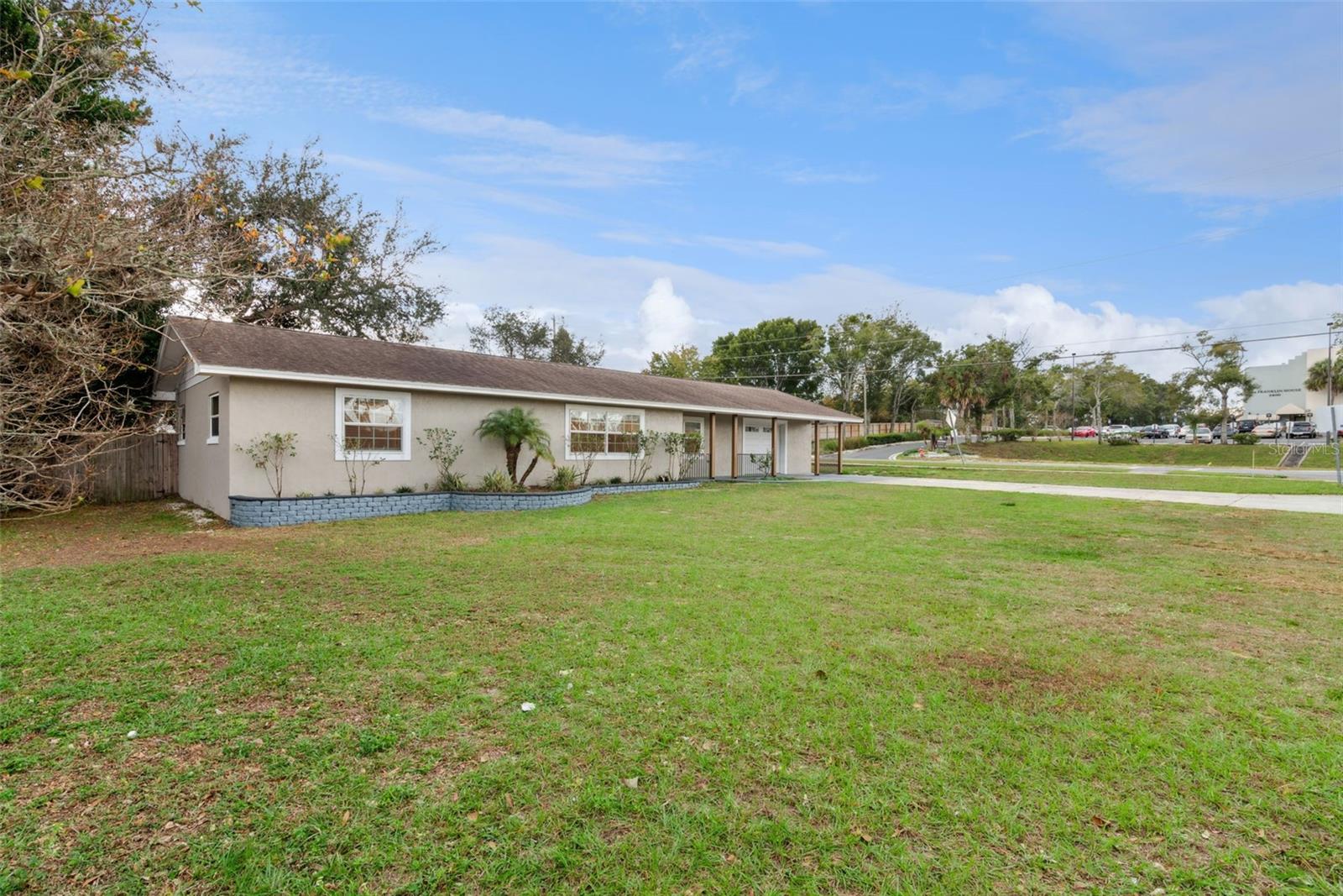 520 W CHARLOTTE AVENUE