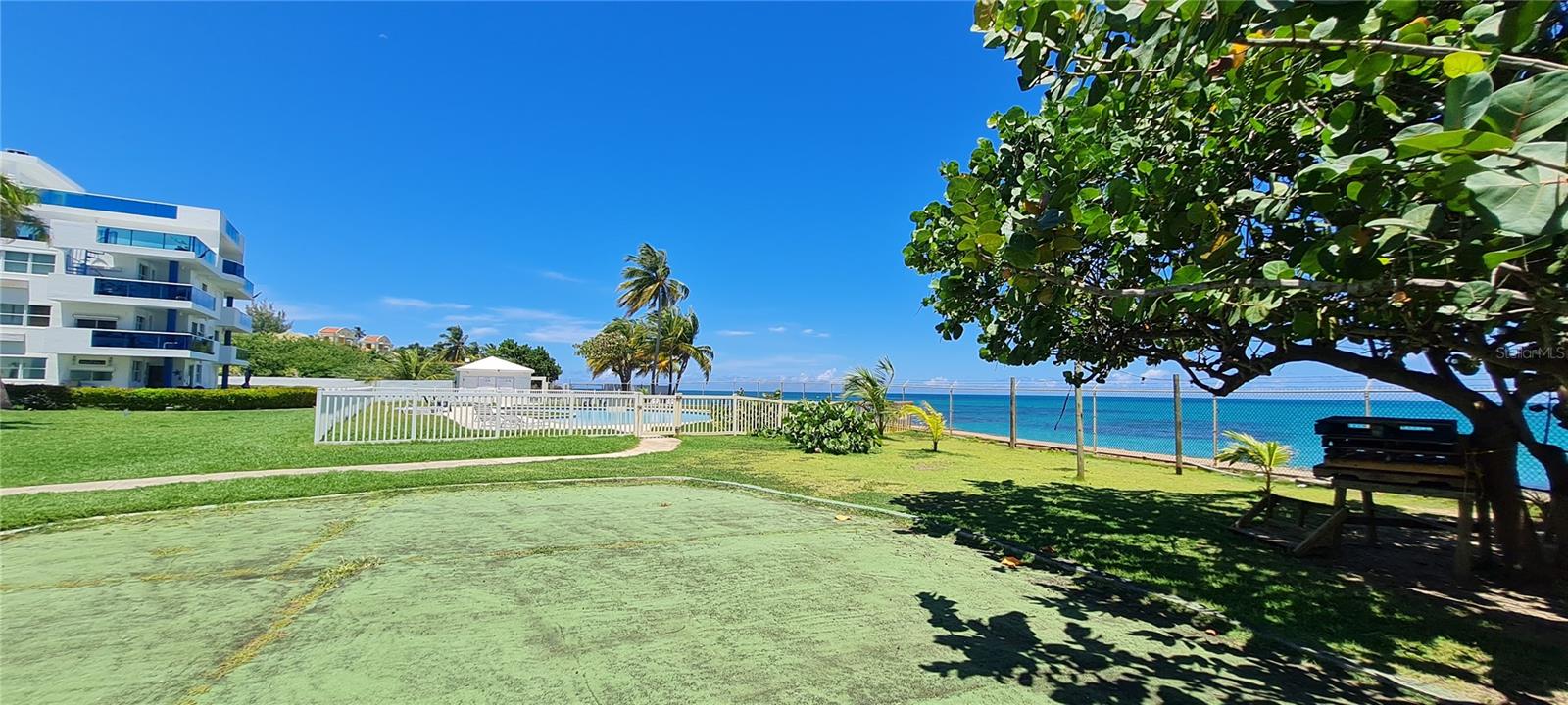 Back to the Market. Direct access to the beach. PH fully furniture. It has 2 bedrooms, 2 bathrooms, a big terrace and 2 parking spaces. The Complex has 2 pools, gym, elevators, beautiful landscape areas, 24-hour security and electric generator for common areas. Close to the Canovanas outlet shopping center, Luquillo kiosks, El Yunque national forest and many others.