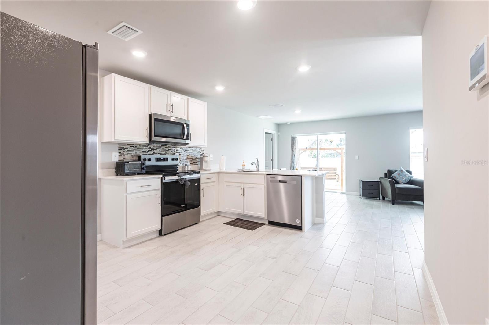 2554 LAKESHORE CIRCLE