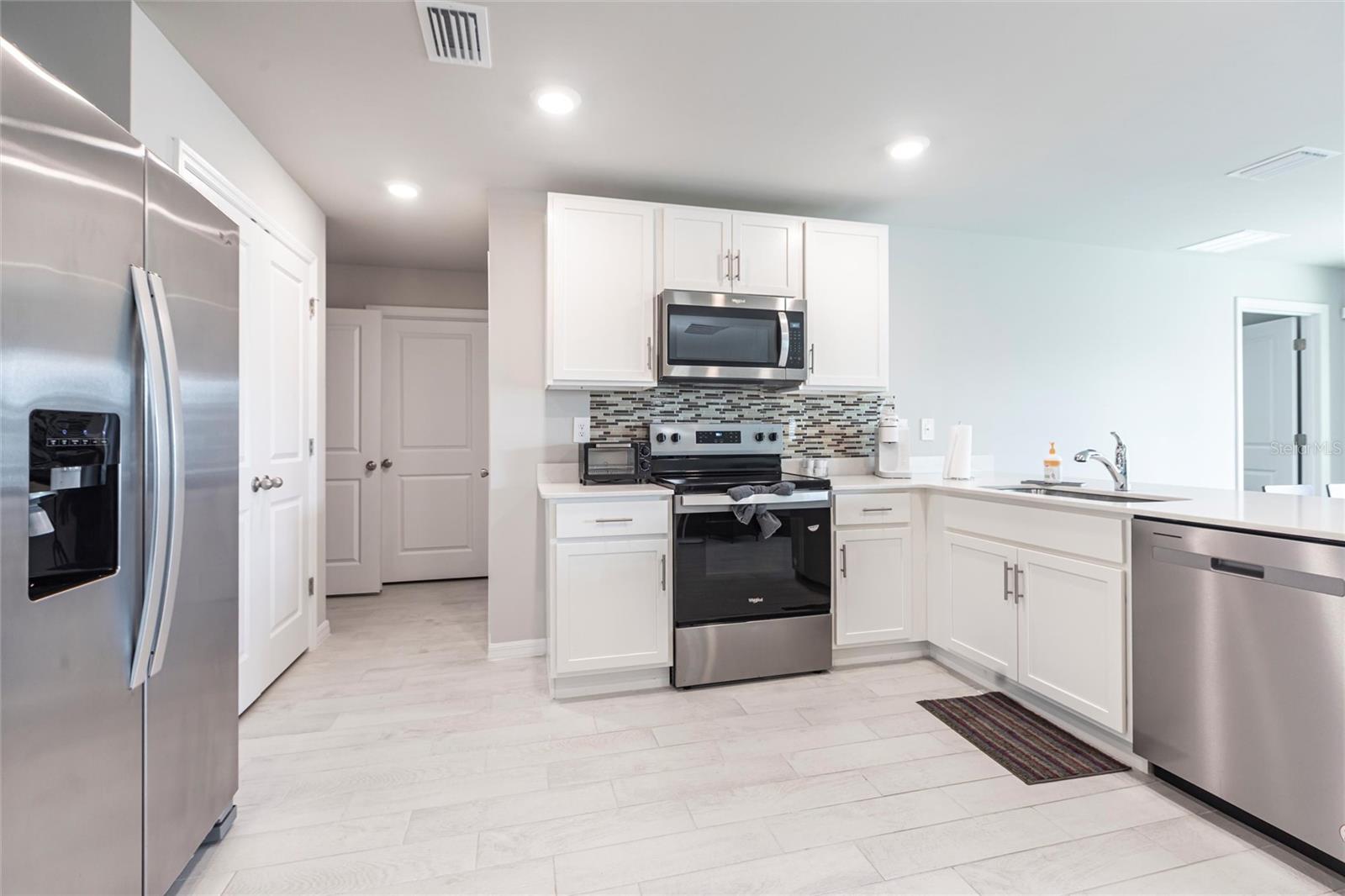 2554 LAKESHORE CIRCLE